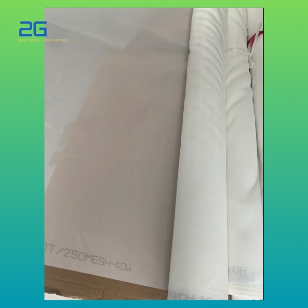 Cần lắp đặt lưới lọc sơn vào đúng vị trí, đảm bảo lưới căng đều, khí chặt với khung