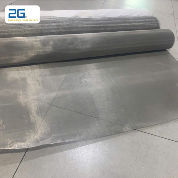Tấm lưới lọc inox siêu mịn có kích thước chỉ vài micron giúp ngăn chặn tắc nghẽn đường cống